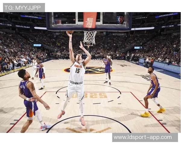 文班低位强攻遭布克防守犯规本场第4次犯规引发争议 文班低位强攻遭布克防守犯规本场第4次犯规引发争议