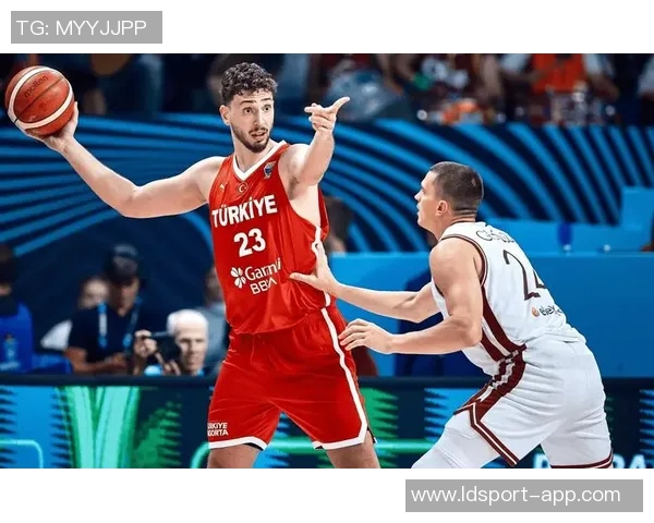 申京谈比赛表现强调团队合作的重要性与队友的支持