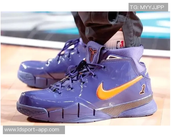 库里赛前训练穿上布克首款签名鞋Book1迎战太阳队展现默契配合 库里赛前训练穿上布克首款签名鞋Book1迎战太阳队展现默契配合