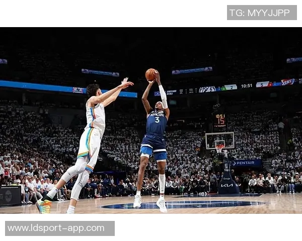 克拉克斯顿上半场表现惊艳7投5中砍下11分8篮板外线命中率完美