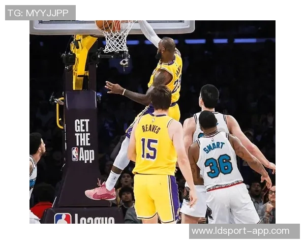 迈克布朗暂停时特别强调拉塞尔在进攻端的重要性与战术安排 迈克布朗暂停时特别强调拉塞尔在进攻端的重要性与战术安排