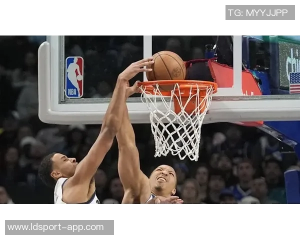 格兰特上半场表现出色9投4中斩获15分3篮板三分球命中率高达50 格兰特上半场表现出色9投4中斩获15分3篮板三分球命中率高达50