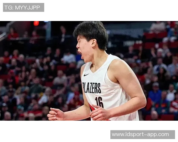 杨瀚森全力争抢后场篮板险被队友截胡展现拼搏精神